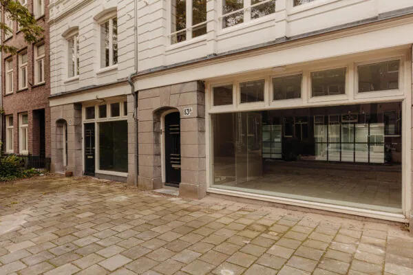 Voorgevel van een pand aan de Henri Polaklaan met huisnummer 13A en grote raampartijen op de begane grond.